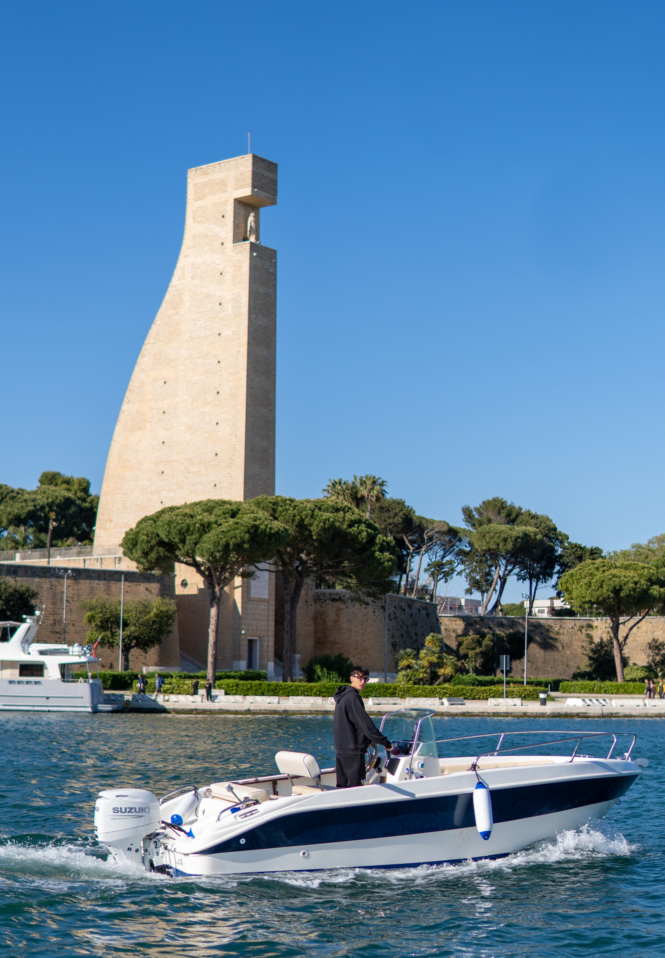 Porto di Brindisi con barche a vela ormeggiate e Castello Aragonese sullo sfondo